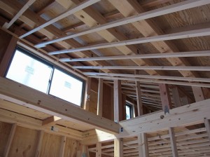 志水木材の新築（建替え）工事現場　天井野縁施工